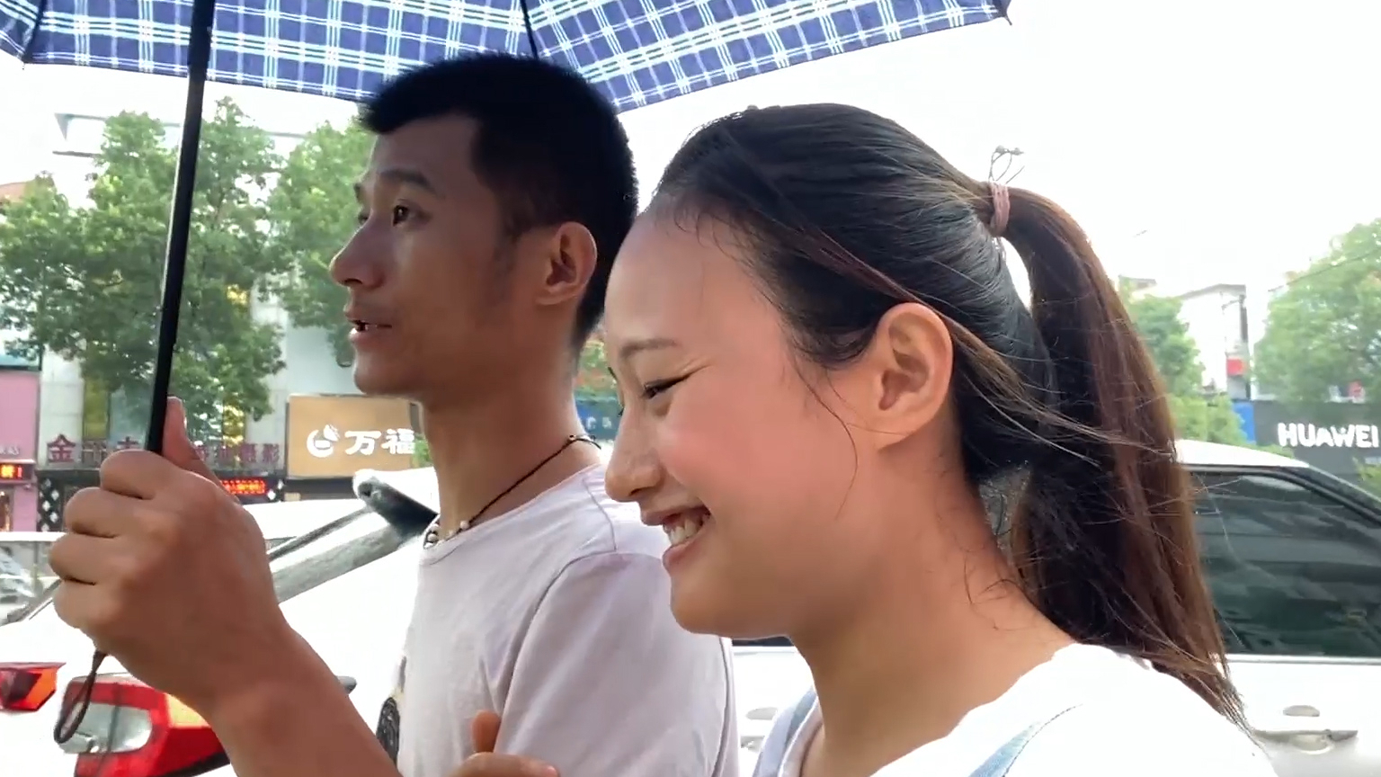媳妇进县城肚子饿了,看小伙请她吃了啥饭?媳妇连汤都喝完了